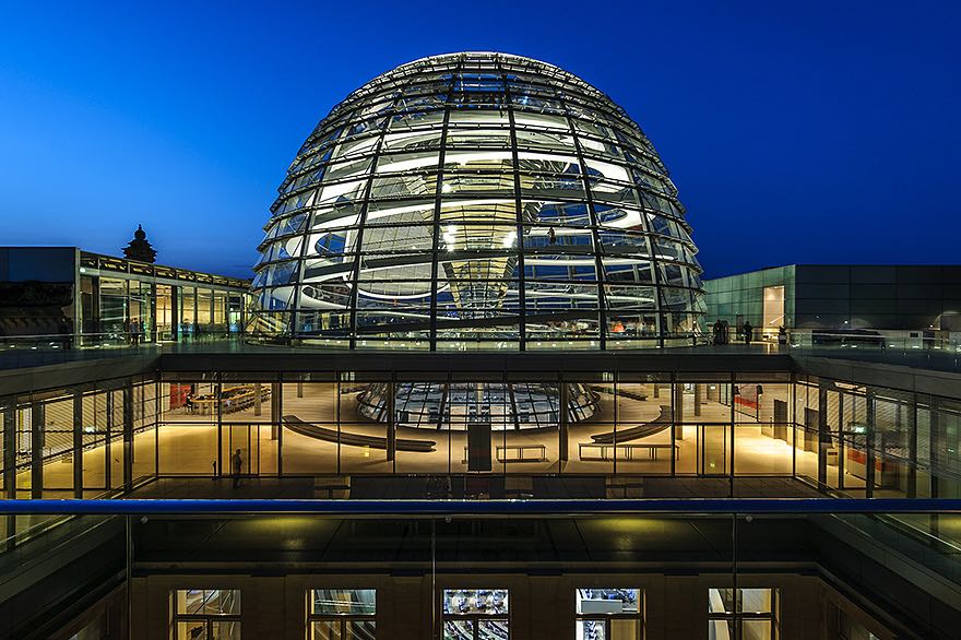 Die Glaskuppel des Parlaments in Berlin waehrend der blauen Stunde