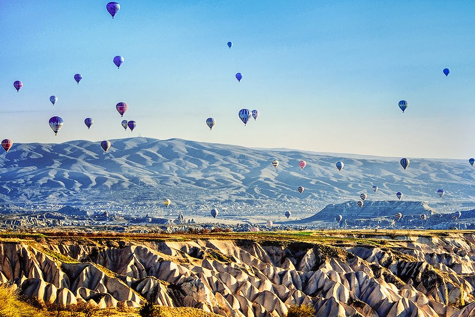 Ballonfahrt ueber den Felslandschaften Kappadokiens