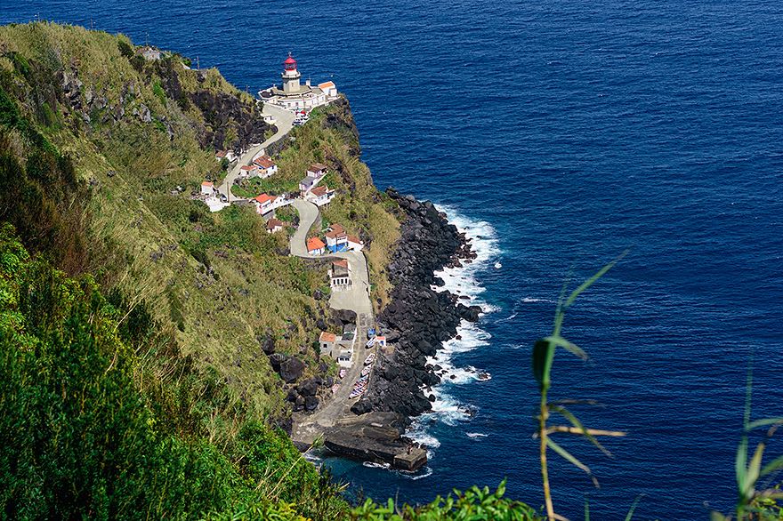 Leuchtturm an der Steilkueste von Nordeste