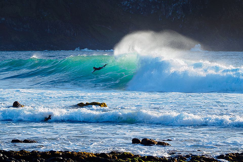 Surfer und Wellenreiter am Strand von Mosteiros