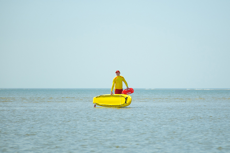 Portraitfoto eines Rettungsschwimmers an der Nordsee