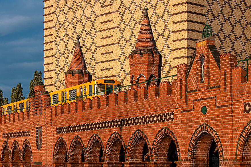 Fotografie Workshops in der blauen Stunde in Berlin auf der Oberbaumbruecke