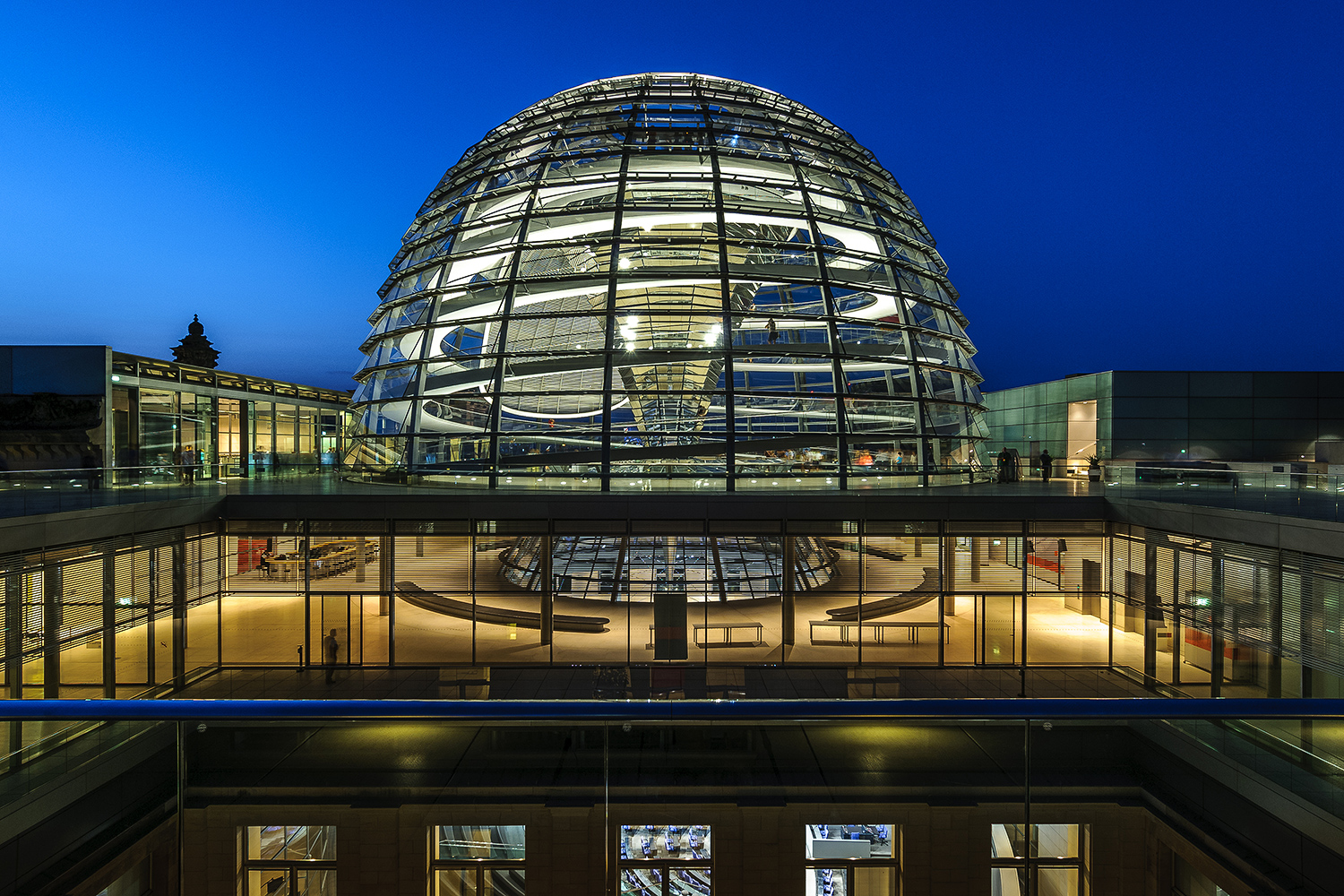 Fotoreisen nach Berlin und Reichstag in der blauen Stunde