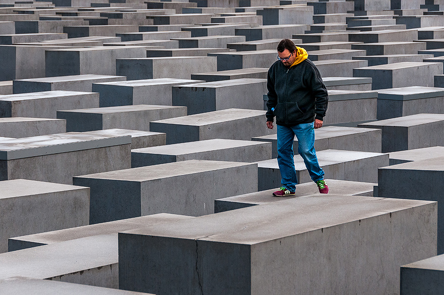 Fotoworkshops in Berlin auf den Betonbloecken des Holocaust Mahnmahl