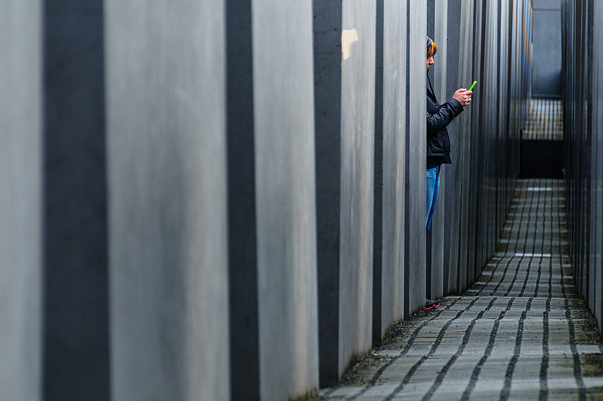 Unterricht zum Thema Fotografie in Berlin zwischen den Betonbloecken