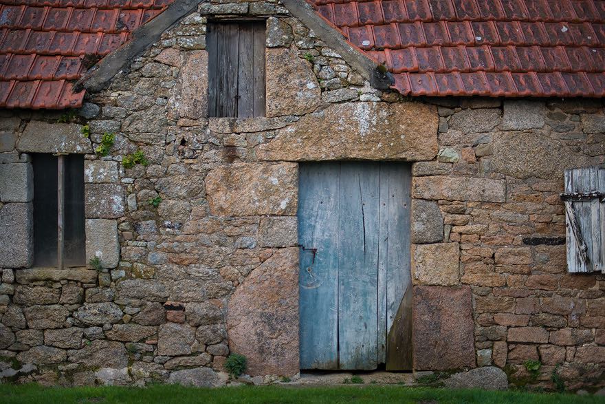 Schoenes altes Steinhaus aus Findlingen in Frankreich