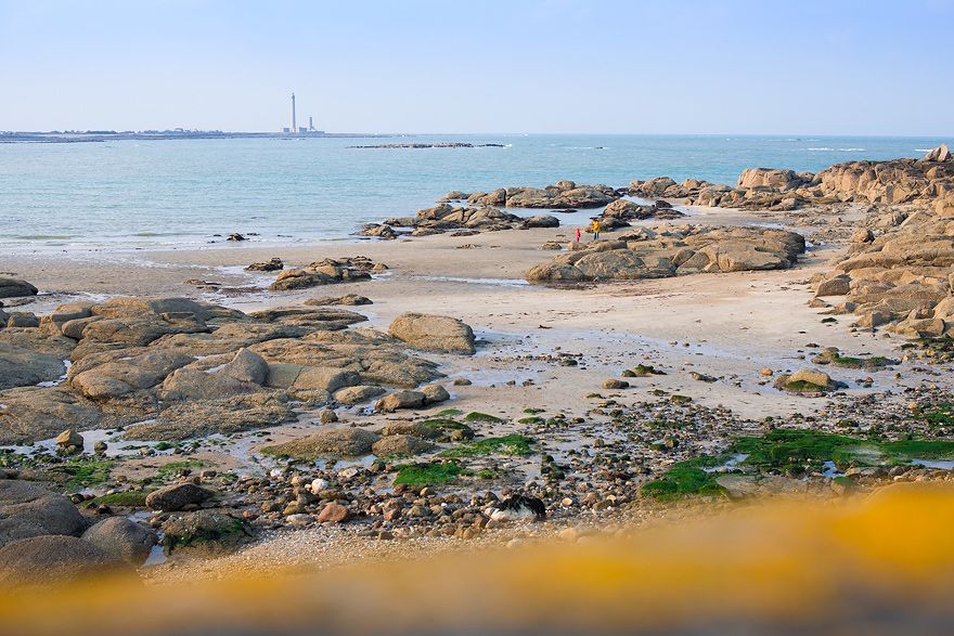 Felsen am Strand von Barfleur mit Blick auf Phare de Gateville