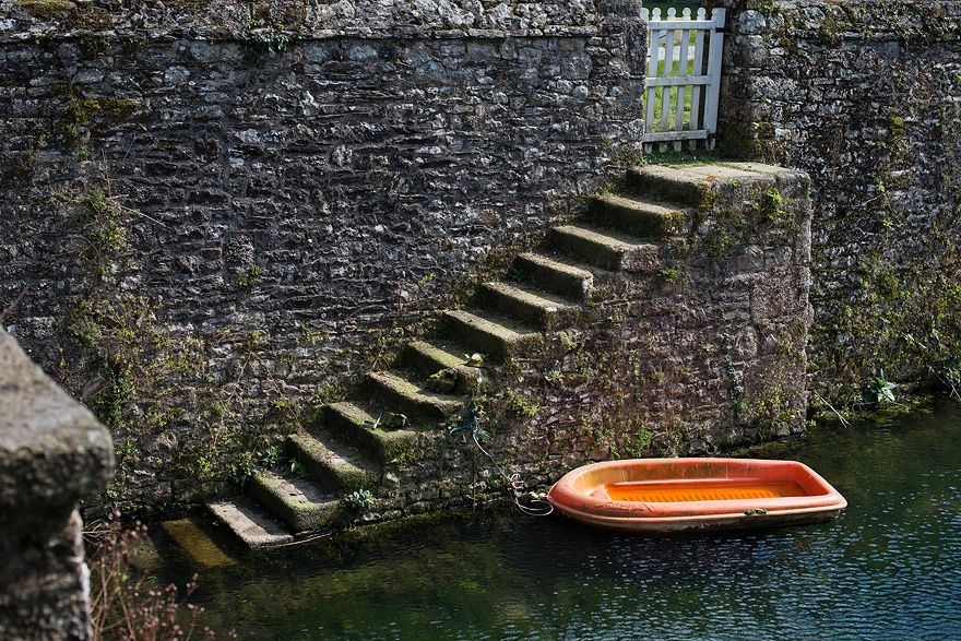 Oranges Boot im Burggraben vom Schloss Gonneville in Frankreich