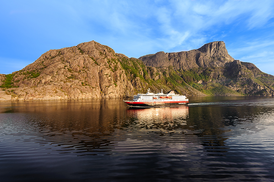 MS Nordnorge im Fjord mit Mitternachtssonne