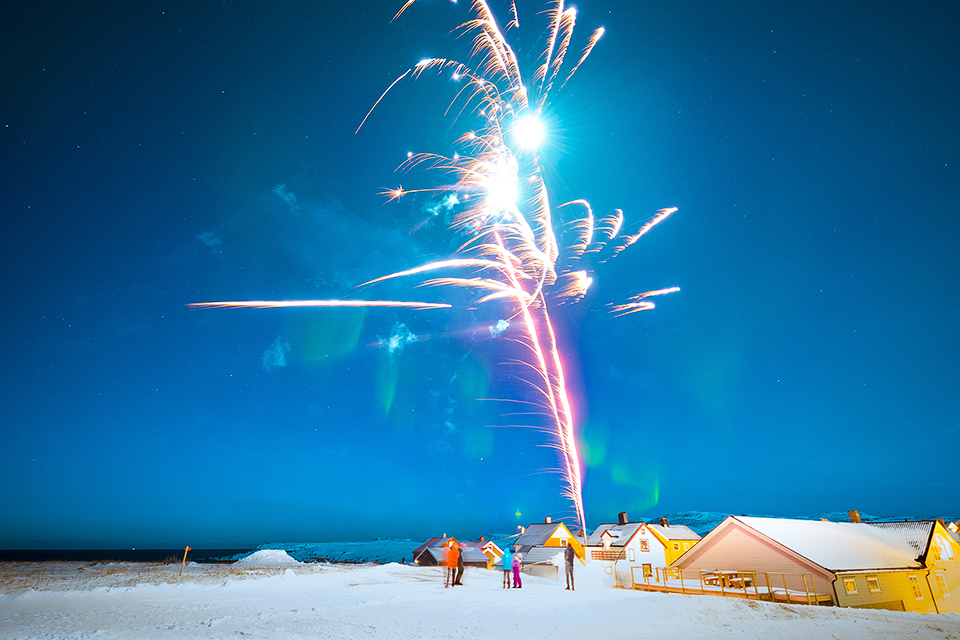 Nordlicht und Silvesterfeuerwerk in Mehamn