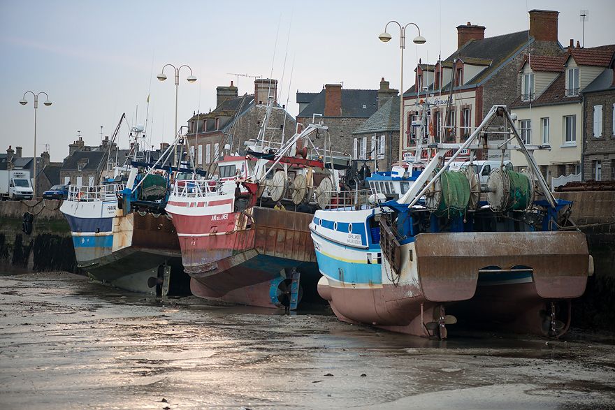 Schiffe im Hafen von Barfleur bei Ebbe