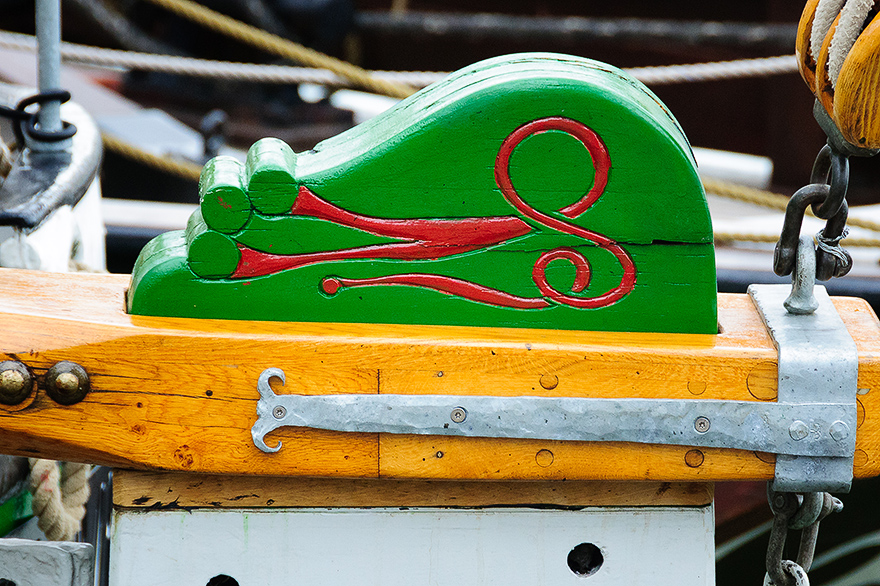 Foto mit Tauen an der Reiling auf einem Segelboot