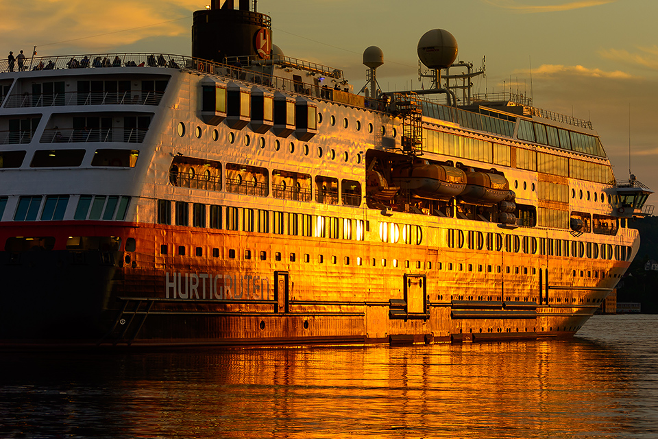 MS Midnatsol mit Sonnenreflexion im Hafen von Bergen