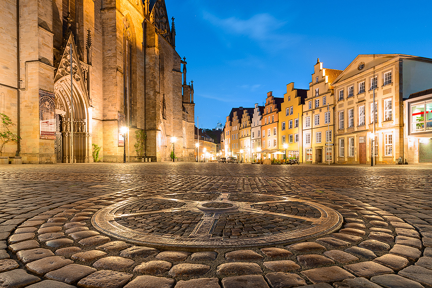 Rathausplatz - Markt in Osnabrueck mit Marienkirche, Osnabruecker Rad und bunten Giebelhaeusern