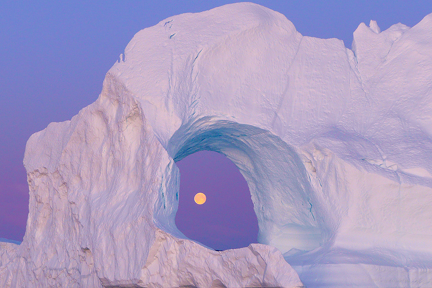Reise zu Eisbergen mit Mond in der Diskobucht Groenlands