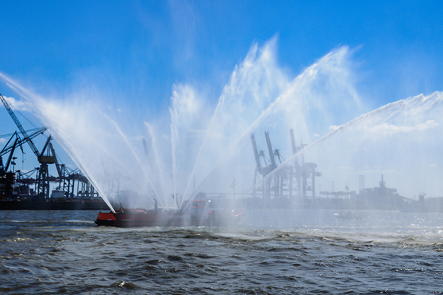 Feuerloeschboot der Auslaufparade im Fotokurs auf der Elbe 