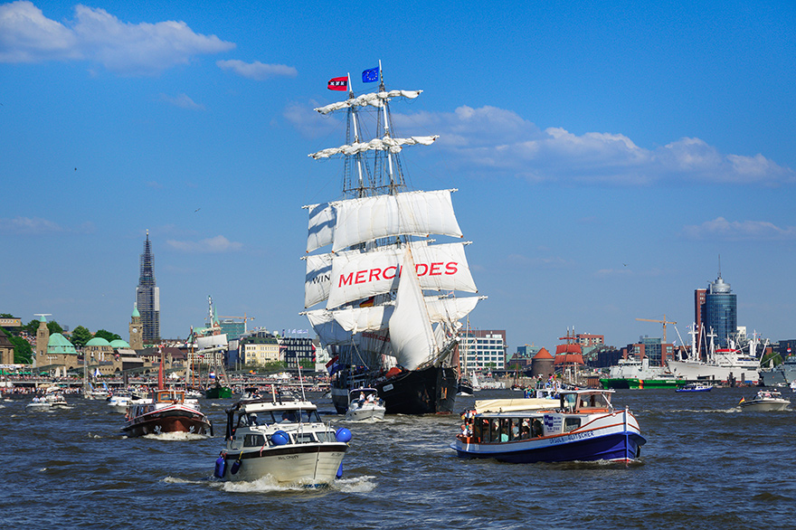 Auslaufparade waehrend eines Segeltoern auf der Mir ab Hamburg