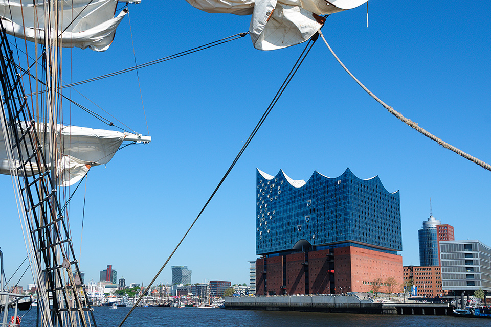 Elbphilharmonie mit Segel und Masten des Segelschiff Mir