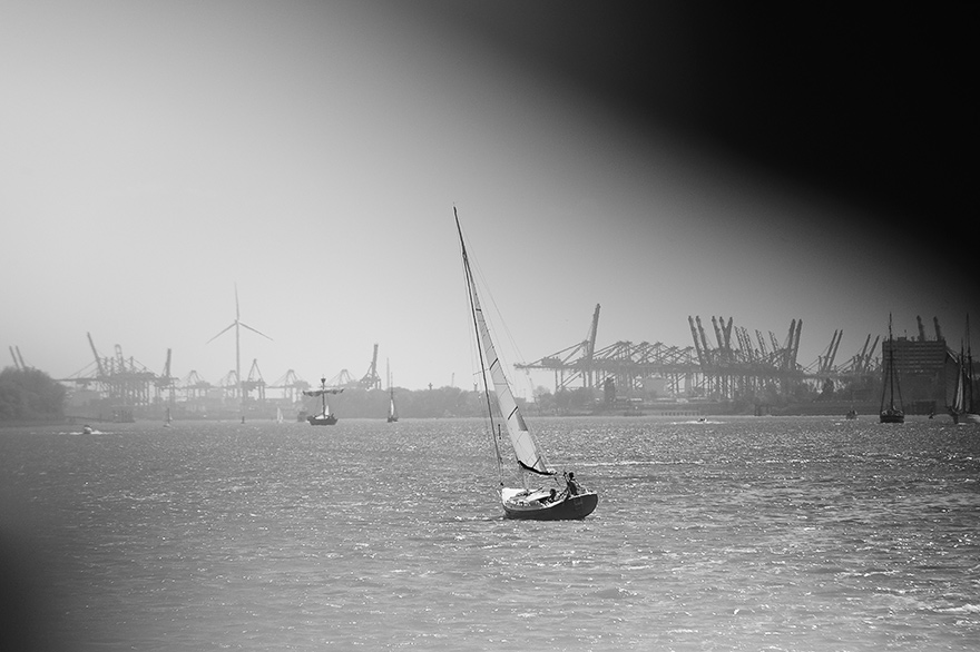 Segelfotografie Kurs auf der Elbe waehrend der Einlaufparade in Hamburgs Hafencity