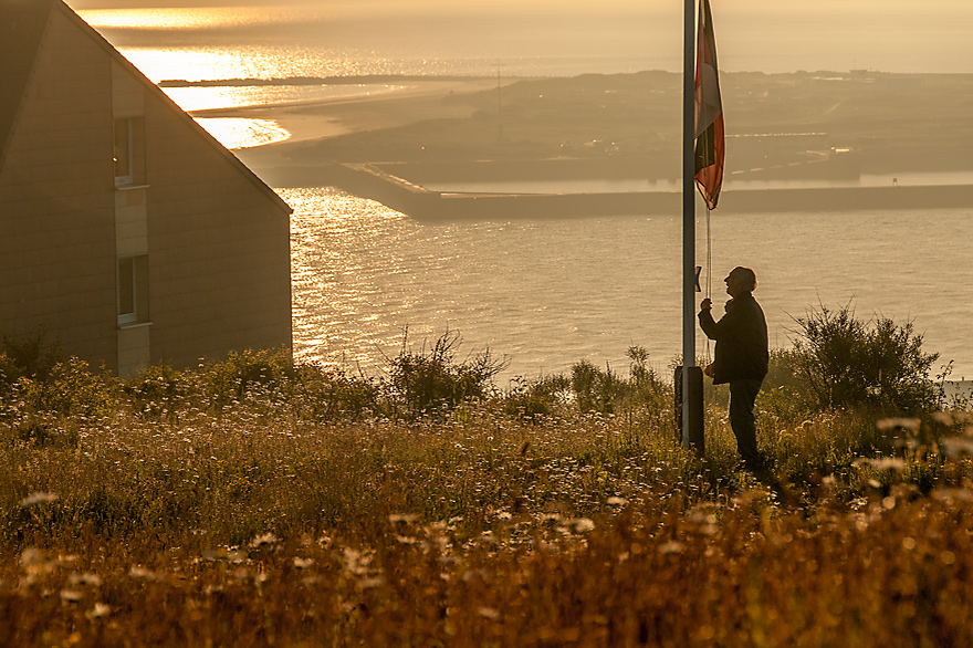 Helgoland Fahnen auf dem Oberland werden hochgezogen