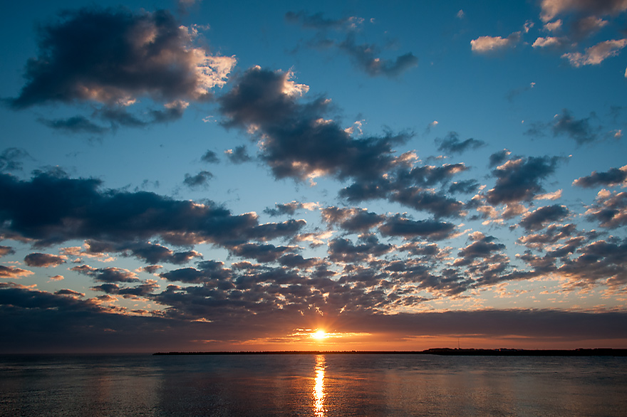 Sonnenaufgang ueber der Helgolaender Duene