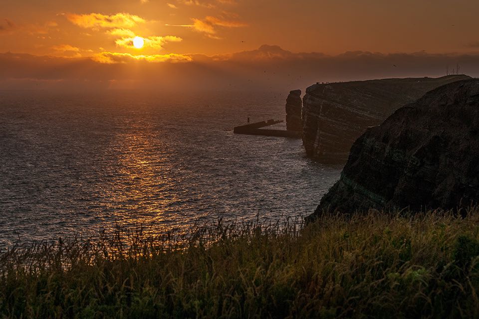 goldgelber Sonnenuntergang auf Helgoland