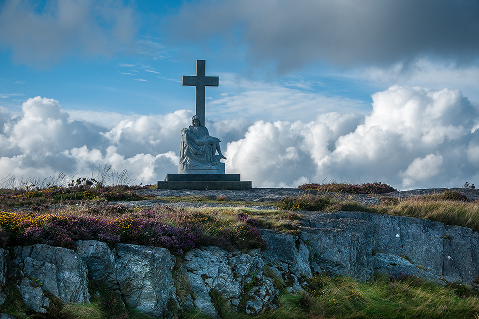 Kreuz mit Statue, Hochkreuz und Keltenkreuz in Irland