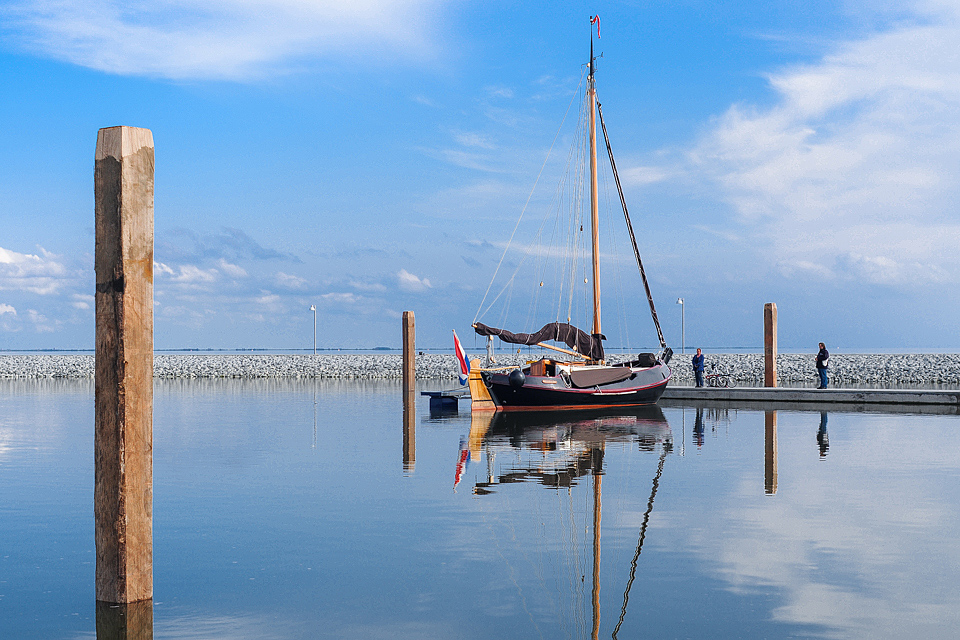 Plattenbootsegelschiff ankert im Hafen von Toewerland