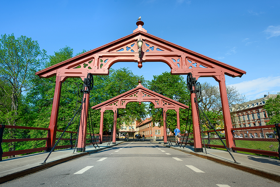 Alte rote Stadtbruecke in Trondheim Gamle Bybrua