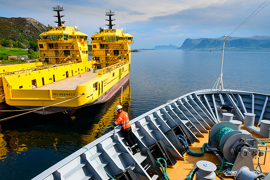 Hurtigruten Schiff legt im Hafen an