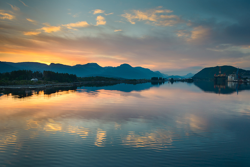 Sommer Seereise mit Hurtigruten in der Mitternachtssonne