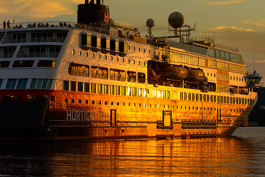 MS Midnatsol in Bergen am Hurtigruten Terminal im Sonnenuntergang