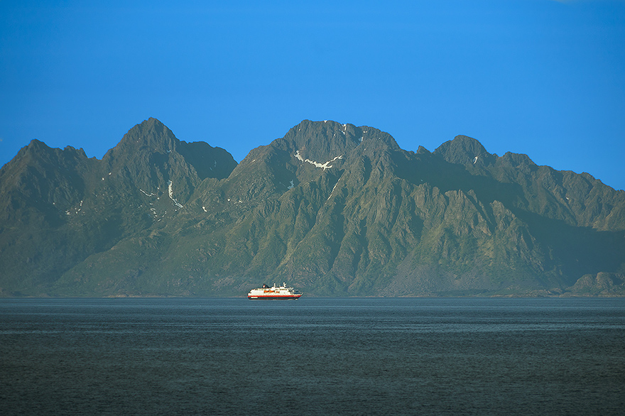 Postschiff von Hurtigruten im norwegischen Fjord