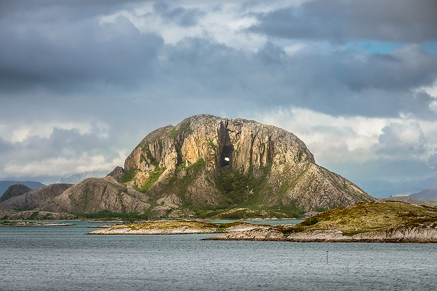 Torghatten ein Berg mit Loch in Norwegen