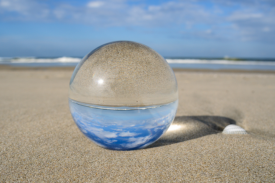 Glaskugel am Strand von Norderney