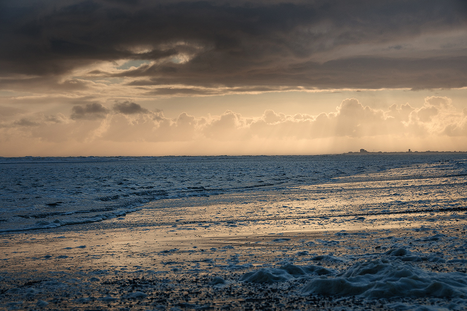 Surfer in der Brandung auf der Nordsee