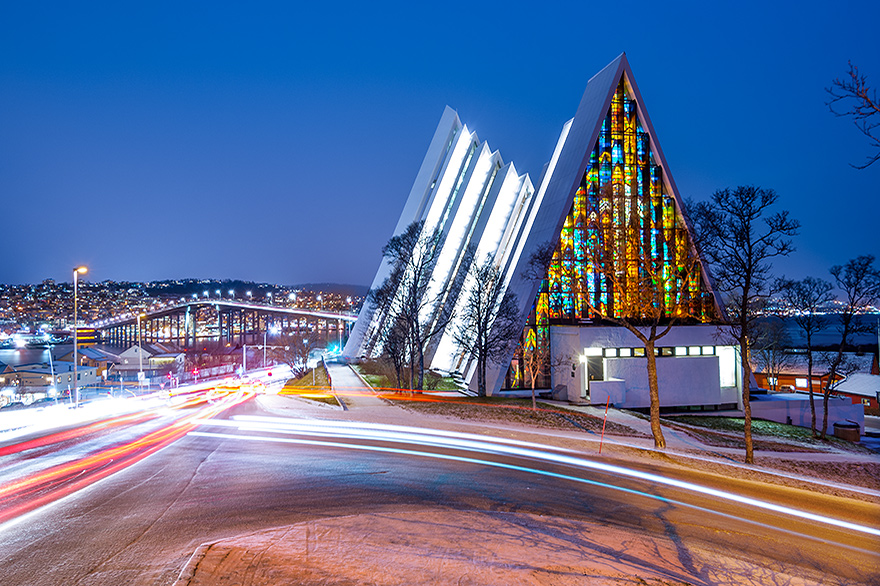 Eismeerkathedrale mit Lichtspuren der vorbeifahrenden Autos