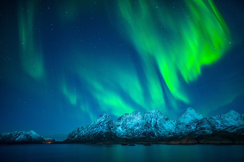 Gruene Nordlicher auf der Hurtigruten Fotografie Reise