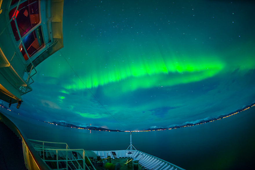 Polarlicht in Form einer Spirale wie das Langnese Logo