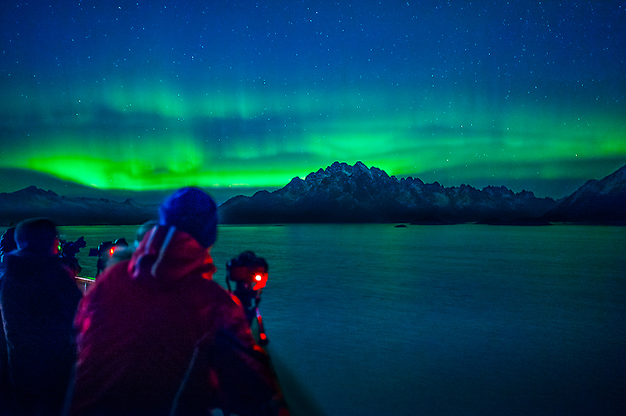 Ein Hobbyfotograf auf dem Schiffsdeck der Nordnorge fotografiert Aurora Borealis