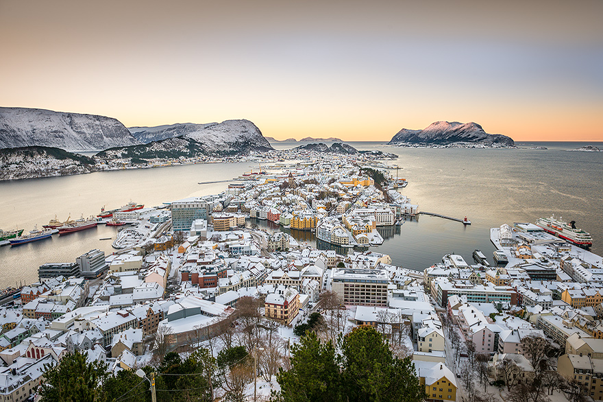 Sonnenuntergang &uuml;ber Alesund vom Aussichtspunkt Aksla 