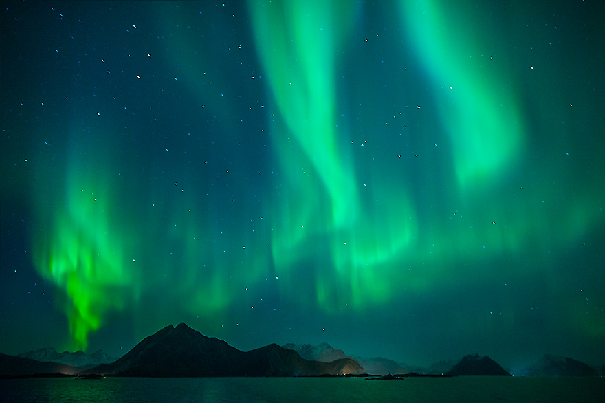 stark gruenes Polarleuchten im Sognefjord