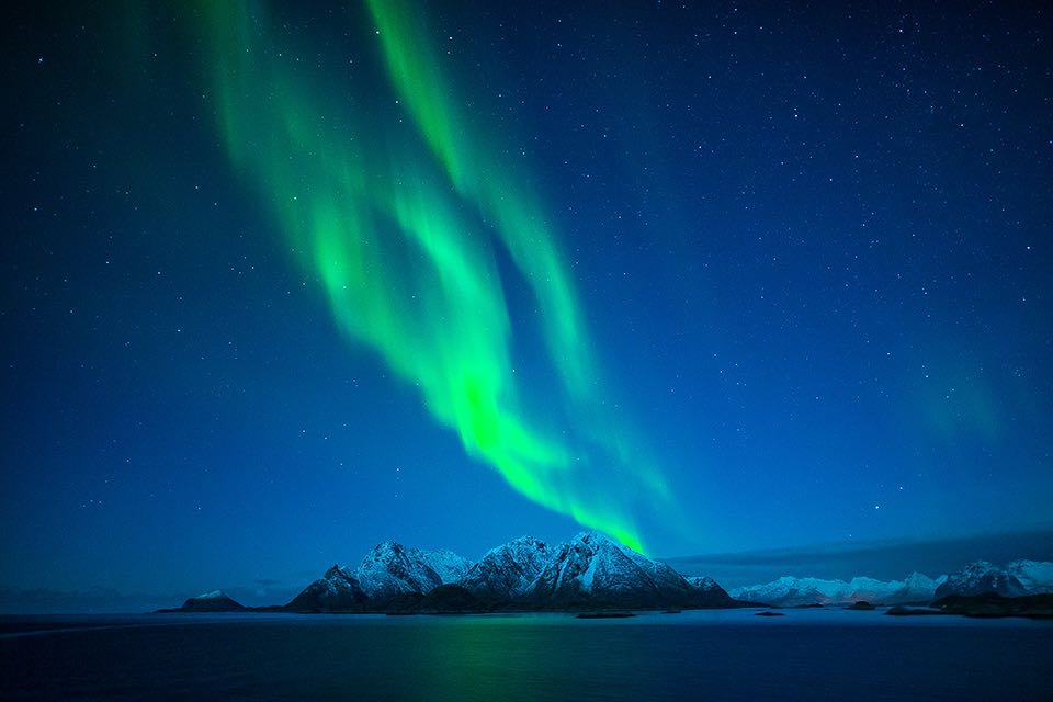 aufsteigende Polarlichtfahne im Fjord von Norwegen vom Hurtigruten Schiff fotografiert