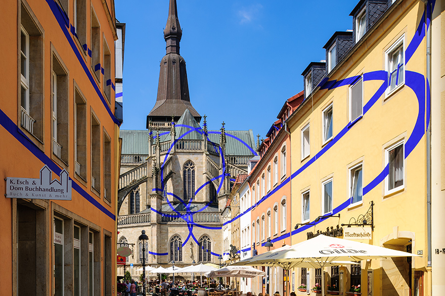 Kunstwerk blaue Kreise auf der Fassade der Marienkirche in Osnabrueck