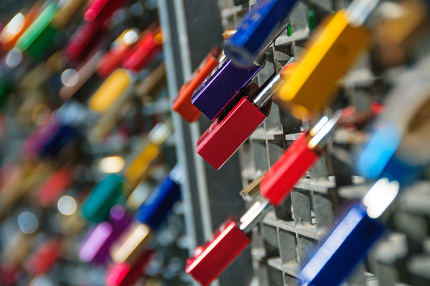 Freundschaftsschloesser am Gelaender der Hasebruecke in Osnabrueck