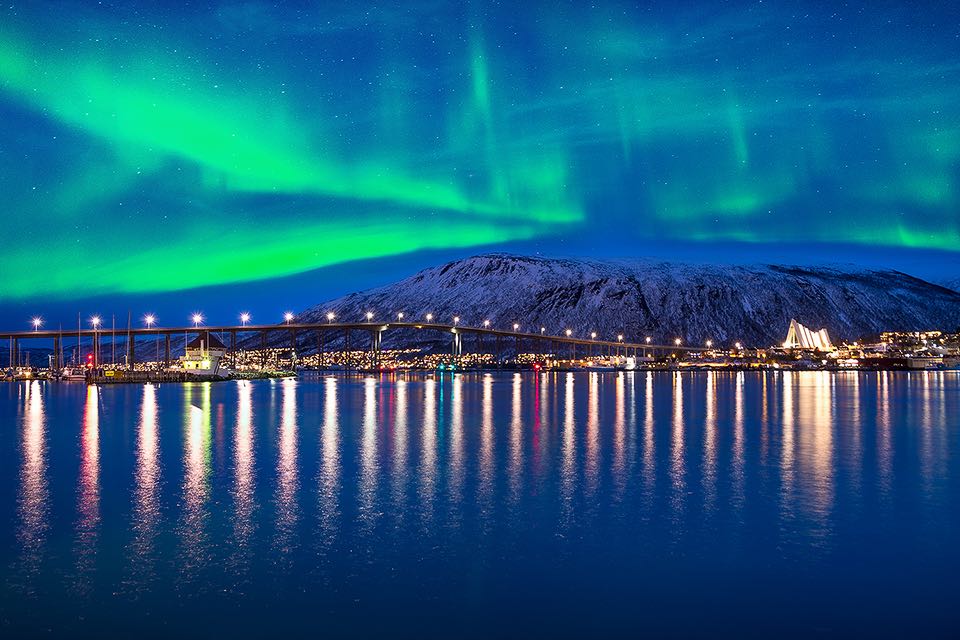 gruene Nordlichter ueber der Bruecke von Tromsoe in Norwegen
