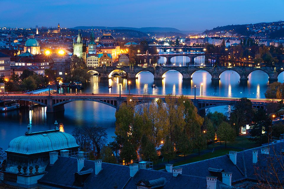 Moldau Bruecken in der blauen Stunde 