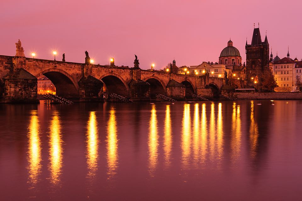 Karlsbruecke in Prag und Lichtreflexionen auf der Moldau