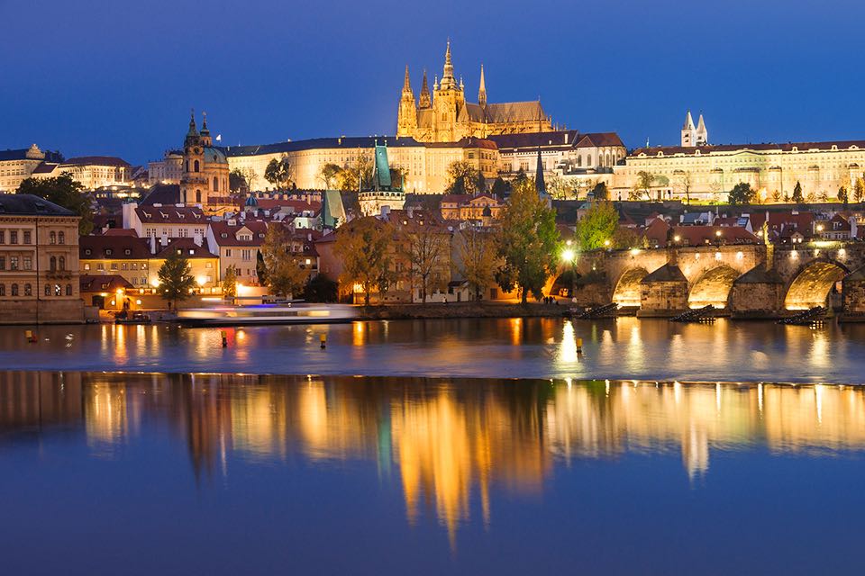 Kleinseite mit Prager Burg und Moldau in der blauen Stunde