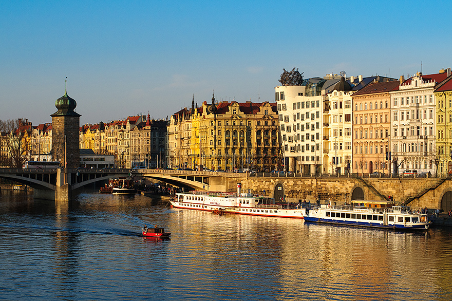 Der Fotograf fuehrt die Reiseteilnehmer an die schoensten Fotolocations in Prag